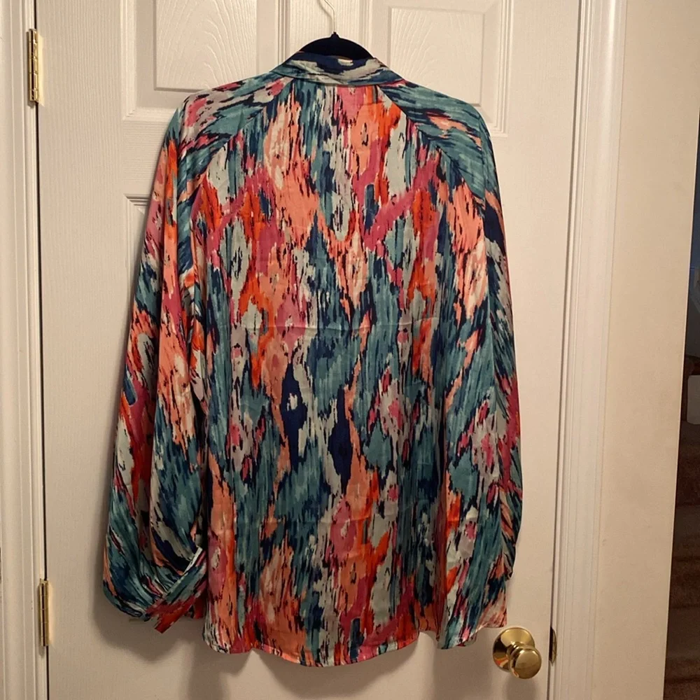 Colorful Abstract Print Blouse…size 3X - Picture 2 of 5
